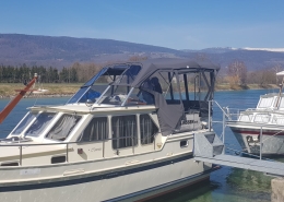 Verdeck 4 Stahlmotoryacht Linssen mit grauem Cockpitverdeck am Fluss