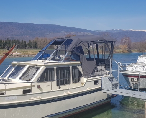 Verdeck 4 Stahlmotoryacht Linssen mit grauem Cockpitverdeck am Fluss