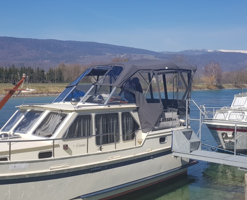 Verdeck 4 Stahlmotoryacht Linssen mit grauem Cockpitverdeck am Fluss
