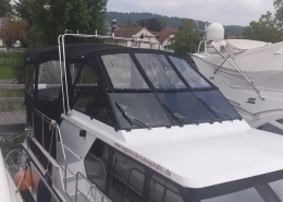 Verdeck 5 Schwarzes Cockpitverdeck mit großen Fenstern auf einer Motoryacht