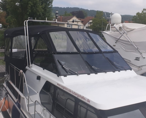 Verdeck 5 Schwarzes Cockpitverdeck mit großen Fenstern auf einer Motoryacht
