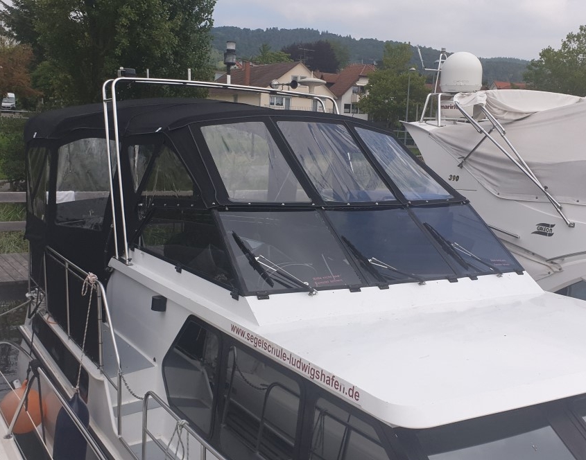 Verdeck 5 Schwarzes Cockpitverdeck mit großen Fenstern auf einer Motoryacht