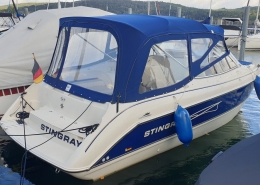 Verdeck 6 Sportboot Stingray mit blauem Cabrioverdeck mit Klarsichtfenstern am Steg