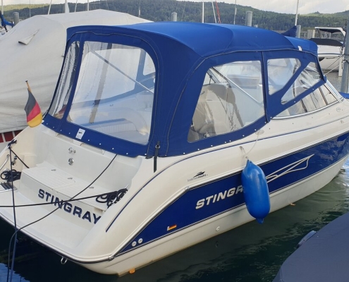Verdeck 6 Sportboot Stingray mit blauem Cabrioverdeck mit Klarsichtfenstern am Steg