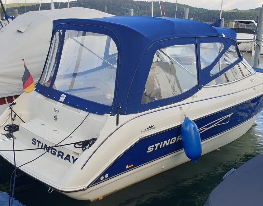 Verdeck 6 Sportboot Stingray mit blauem Cabrioverdeck mit Klarsichtfenstern am Steg
