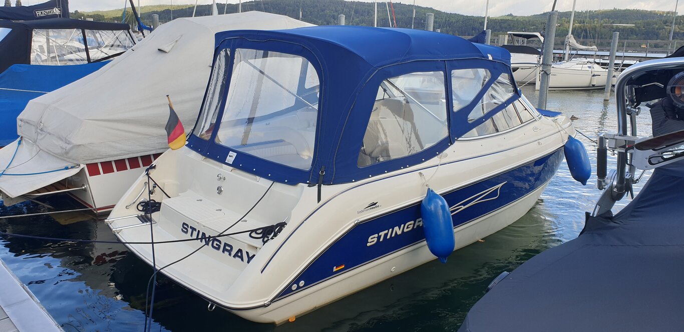 Verdeck 6 Sportboot Stingray mit blauem Cabrioverdeck mit Klarsichtfenstern am Steg