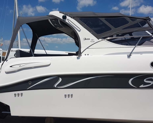 Verdeck Galerie 1 Schwarzes Cabrioverdeck auf Motorboot Saver