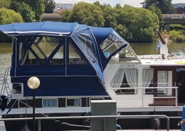 Verdeck Galerie 2 Blaues Cockpitverdeck auf Motorboot am Fluss