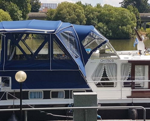 Verdeck Galerie 2 Blaues Cockpitverdeck auf Motorboot am Fluss