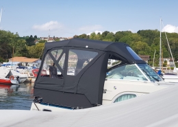 Verdeck Galerie 6 Graues Camperverdeck auf Motorboot im Hafen