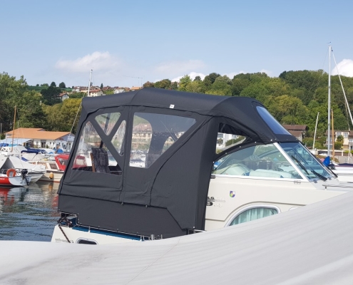Verdeck Galerie 6 Graues Camperverdeck auf Motorboot im Hafen