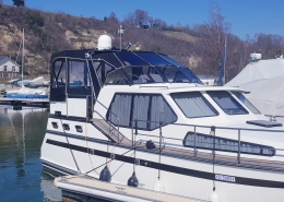 Verdeck Galerie 7 Blaues Cockpitverdeck auf Stahlmotoryacht am Steg
