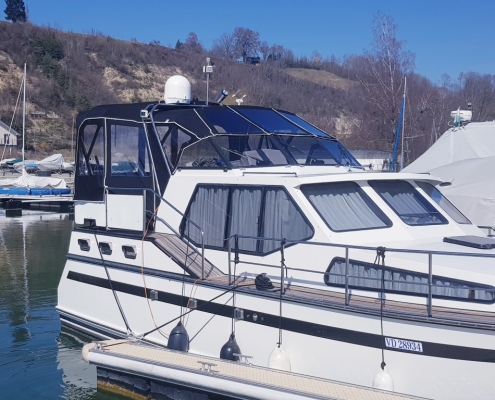 Verdeck Galerie 7 Blaues Cockpitverdeck auf Stahlmotoryacht am Steg