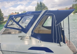 Verdeck Galerie 8 Blaues Cabrioverdeck auf Sportboot auf dem See