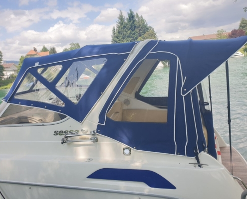 Verdeck Galerie 8 Blaues Cabrioverdeck auf Sportboot auf dem See
