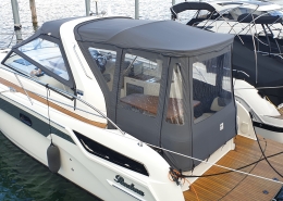 Verdeck Galerie 10 Graues Verdeck auf Motoryacht am Liegeplatz
