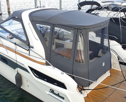 Verdeck Galerie 10 Graues Verdeck auf Motoryacht am Liegeplatz