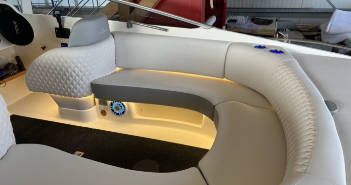 Cremefarbene Cockpit-Sitzgruppe mit Rautensteppung und Ambientebeleuchtung