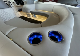 Polster Cockpit Detail Getränkehalter Detail der Cockpit-Polster mit Rautensteppung und blau beleuchteten Getränkehaltern