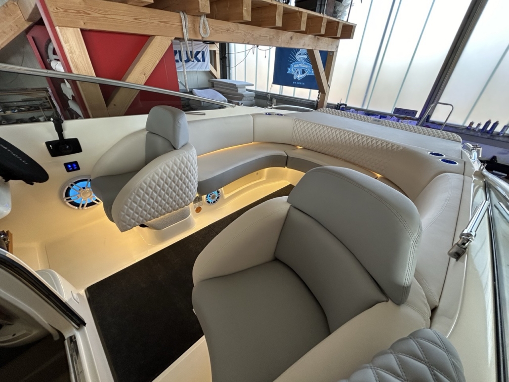 Polster 2 Cockpit mit grauen Polstern: Steuerstuhl und U-förmige Sitzbank mit Teakboden