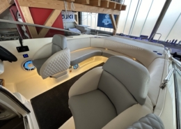 Polster Cockpit Gesamtansicht Gesamtansicht der neu gepolsterten Cockpit-Sitzgruppe in Creme und Grau