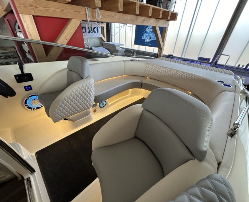 Polster Cockpit Gesamtansicht Gesamtansicht der neu gepolsterten Cockpit-Sitzgruppe in Creme und Grau