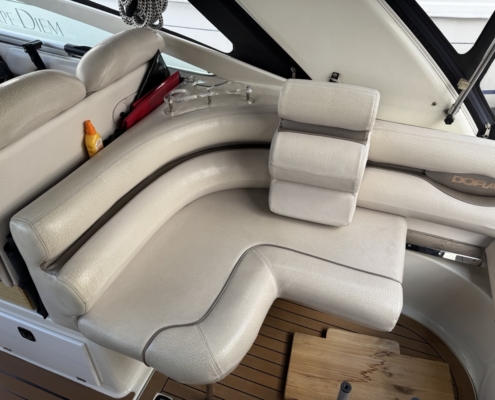 Polster Cockpit Sitzgruppe Creme Cremefarbene Cockpit-Sitzgruppe mit Kedereinfassung und Teakboden