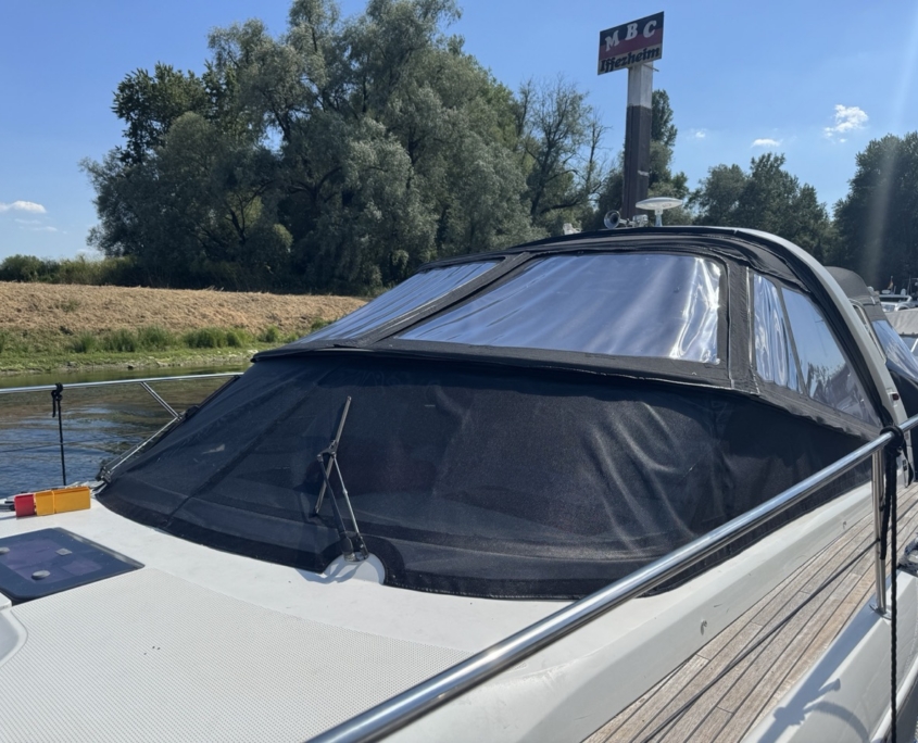 Sprayhood Schwarz Motorboot Schwarze Sprayhood mit großen Sichtfenstern auf einem Motorboot