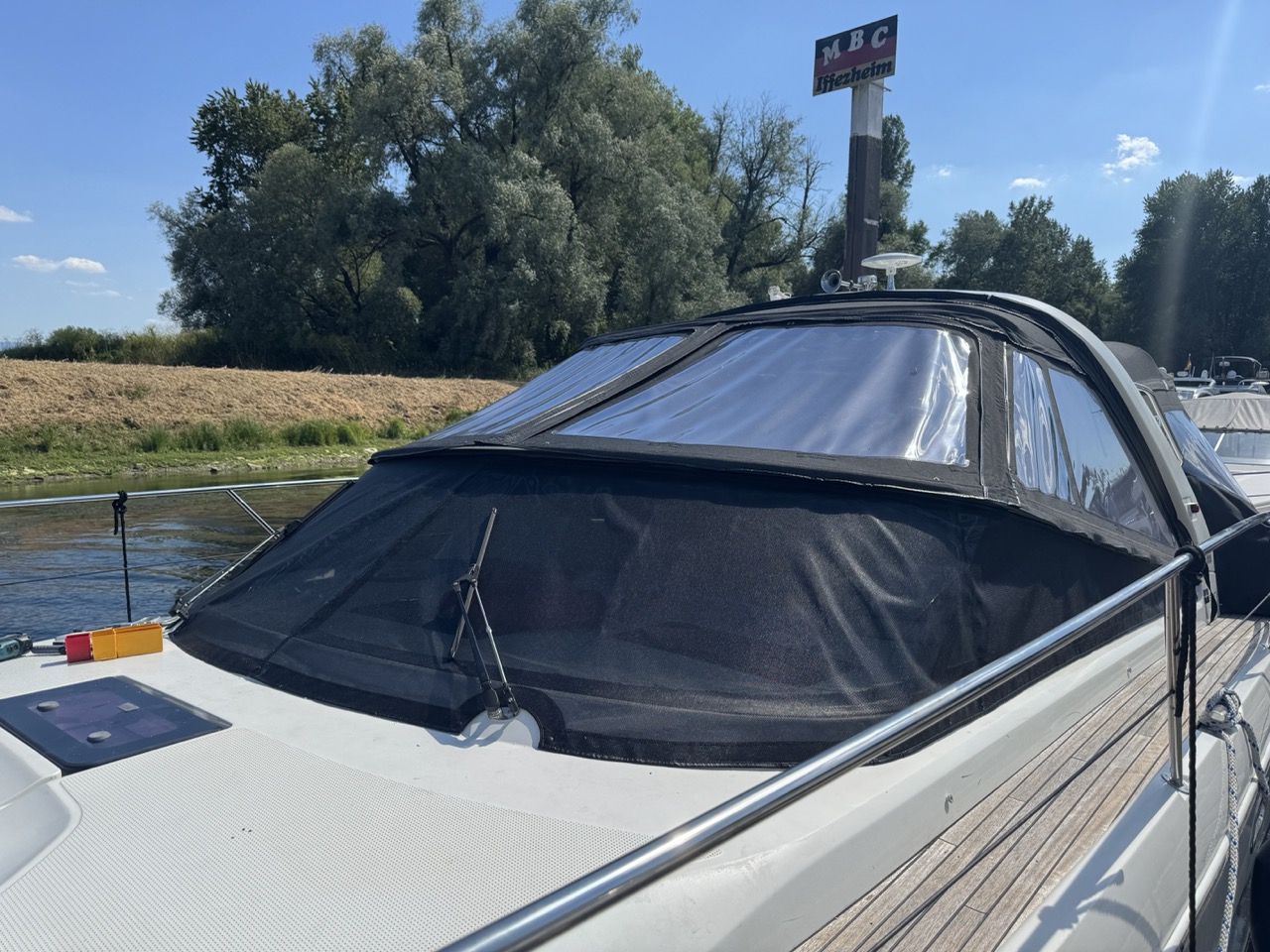 Sprayhood mit Edelstahlgestänge von innen Blick von innen unter eine schwarze Sprayhood mit Edelstahlgestänge und Klarsichtfenstern