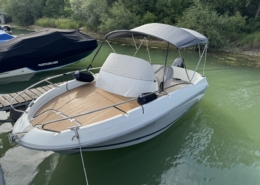 Bimini Top Grau Konsolenboot Graues Bimini-Top und Konsolenabdeckung auf einem Konsolenboot