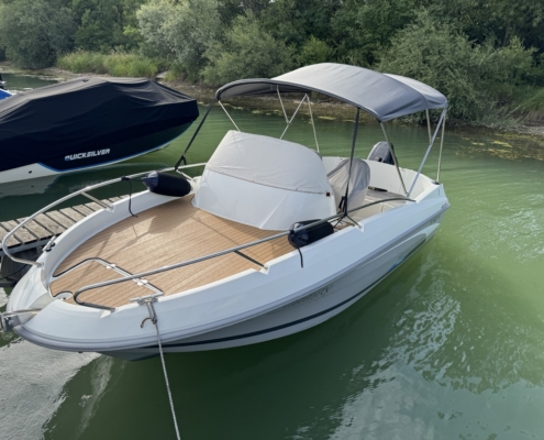 Bimini Top Grau Konsolenboot Graues Bimini-Top und Konsolenabdeckung auf einem Konsolenboot