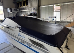 Persenning Cockpit Schwarz Schwarze Cockpitpersenning auf einem Motorboot in der Werkstatt
