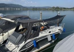 Sonnensegel Heck Motorboot Schwarzes Sonnensegel über dem Heck einer Motoryacht am Bodensee