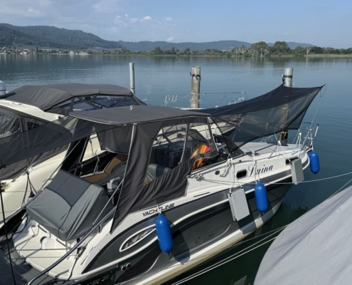 Sonnensegel Heck Motorboot Schwarzes Sonnensegel über dem Heck einer Motoryacht am Bodensee