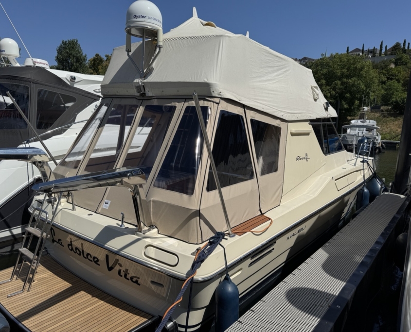 Verdeck Beige Flybridge Beiges Verdeck mit Seitenteilen auf einer Flybridge-Motoryacht