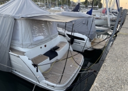 Verdeck Heck Grau Hafen Graues Heckverdeck und Abdeckung auf einer Motoryacht im Hafen