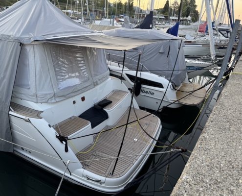 Verdeck Heck Grau Hafen Graues Heckverdeck und Abdeckung auf einer Motoryacht im Hafen