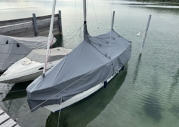 Persenning Segelboot Grau Graue Ganzpersenning über einem Segelboot am Steg