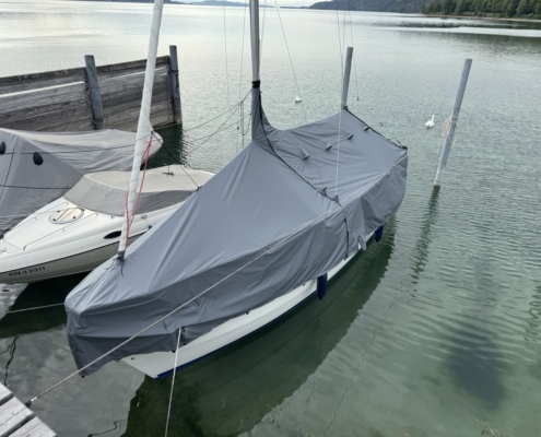 Persenning Segelboot Grau Graue Ganzpersenning über einem Segelboot am Steg
