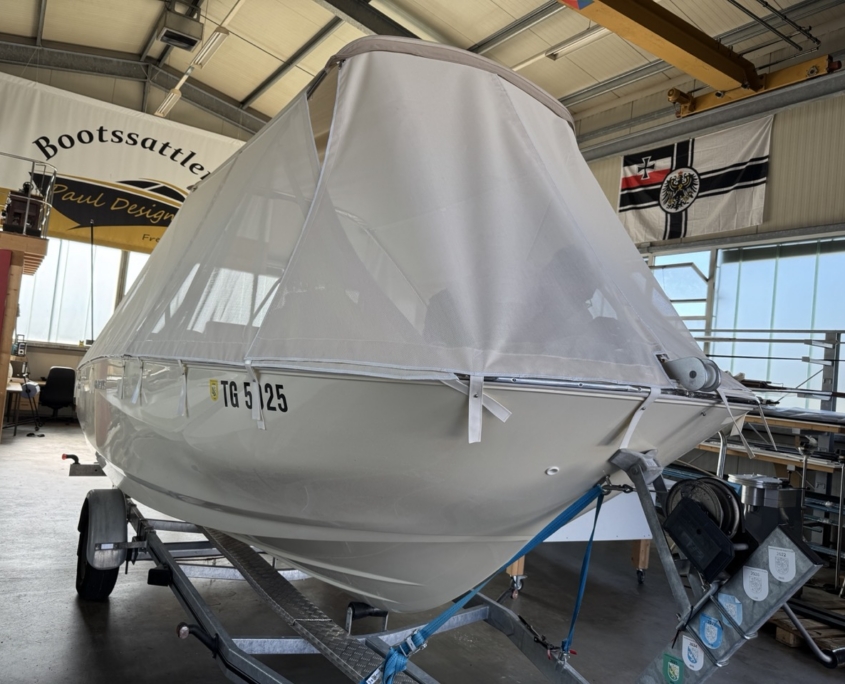 Verdeck Konsolenboot Weiß Weißes Vollverdeck auf einem Konsolenboot in der Werkstatt