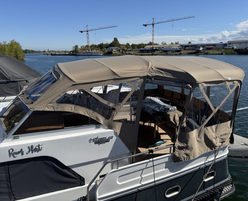 Verdeck Camperverdeck Beige Beiges Camperverdeck mit Seitenteilen auf einer Motoryacht