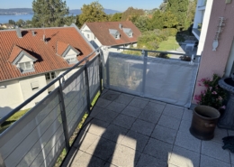 Balkonbespannung Grau Terrasse Graue Sichtschutz-Bespannung an einem Balkongeländer