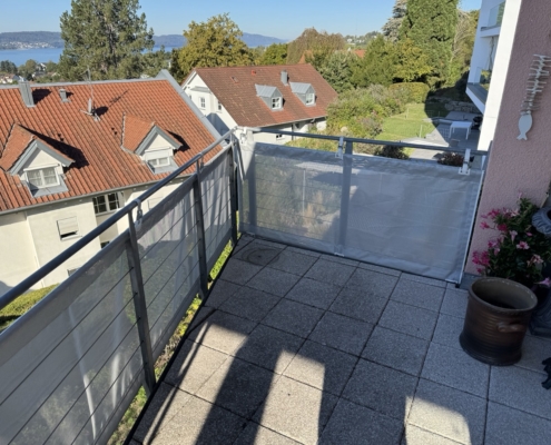 Balkonbespannung Grau Terrasse Graue Sichtschutz-Bespannung an einem Balkongeländer