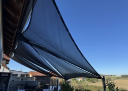 Sonnensegel Terrasse Schwarz Schwarzes Sonnensegel über einer Terrasse