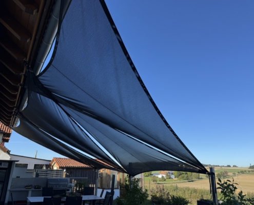 Sonnensegel Terrasse Schwarz Schwarzes Sonnensegel über einer Terrasse
